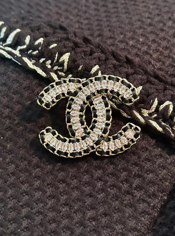 샤* 스톤 레더 브로치