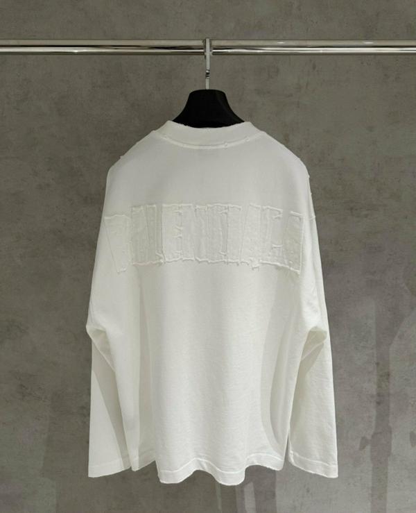 발**** 백로고패치 티셔츠