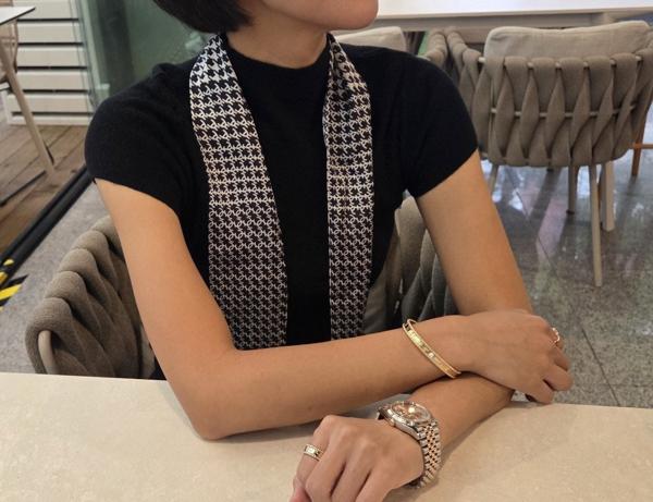 샤* 실크 스몰이니셜 스카프