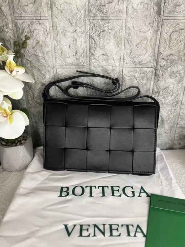 보** 카세트 레더숄더백