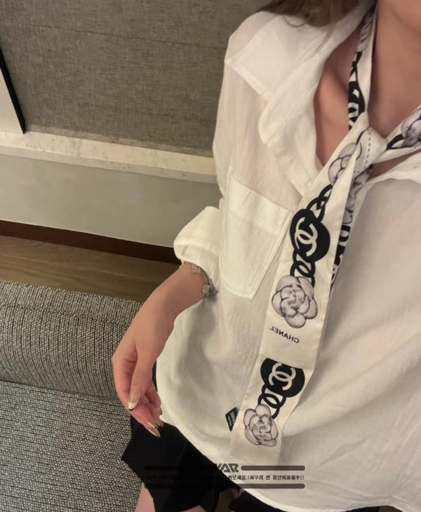 샤* 플라워 고리 패턴 화이트 스카프