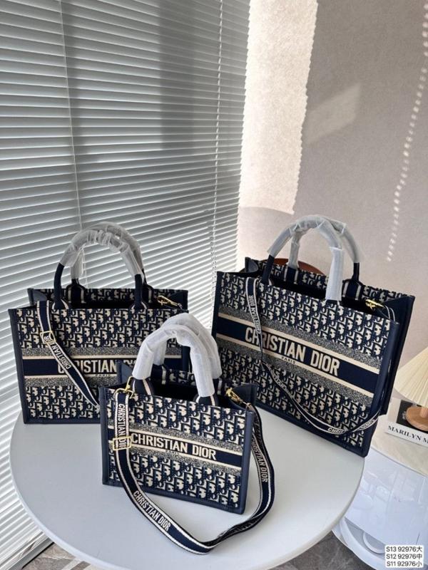 디* 오블리크 자수 레더 북토트 3가지사이즈