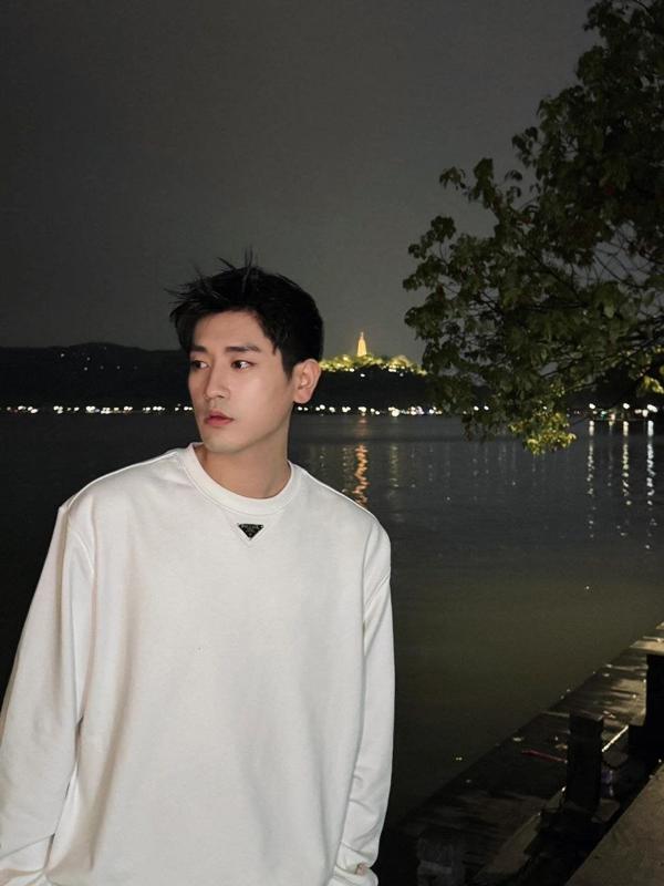 프** 넥 플레이트 맨투맨  수입