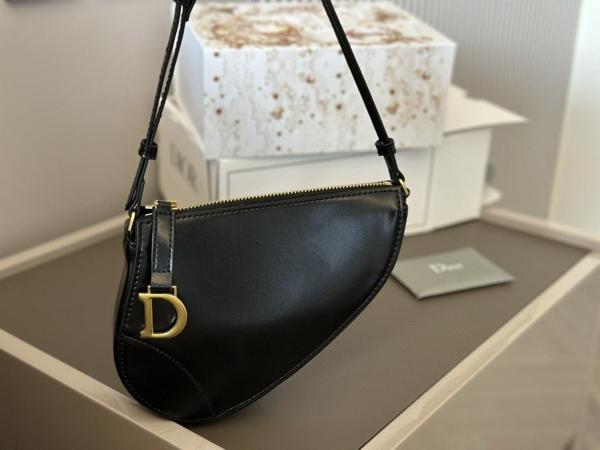 디* 새들 숄더 파우치 비스킷(블랙)