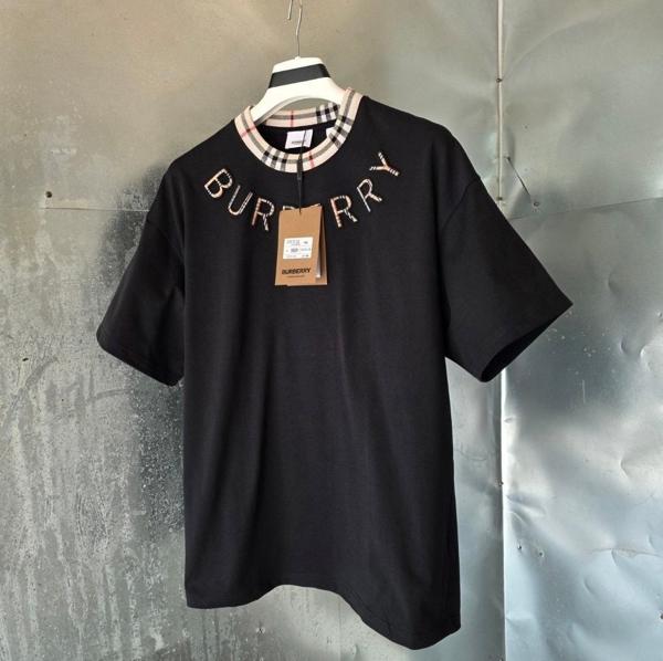 버** 체크엠보 로고 티셔츠