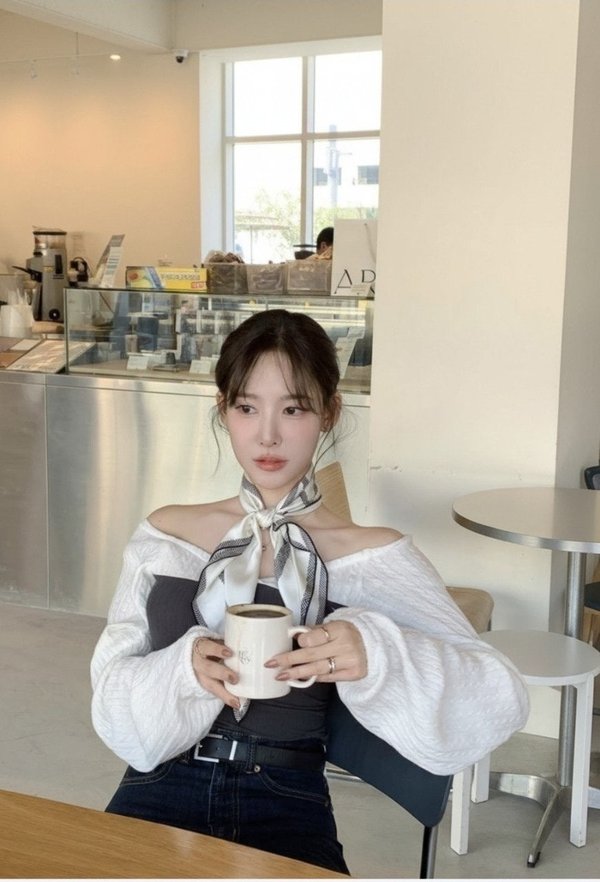 샤* 심볼로고 화이트 스카프