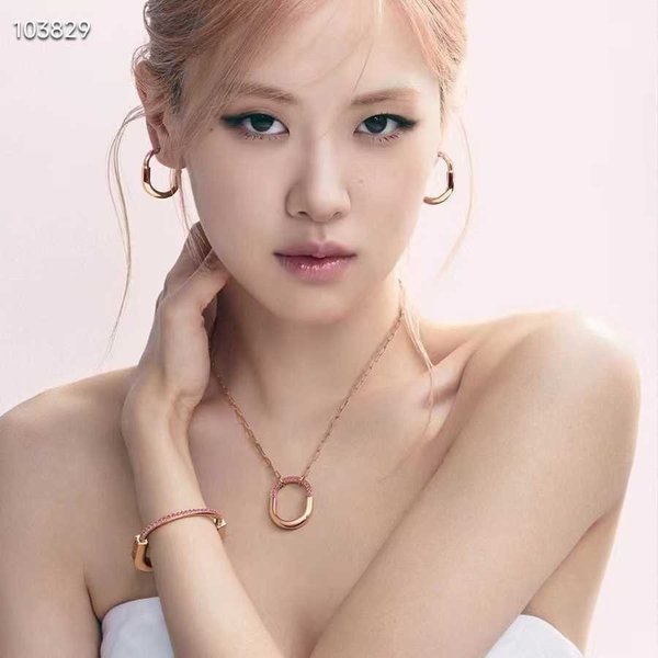 티** 로제 락네크리스