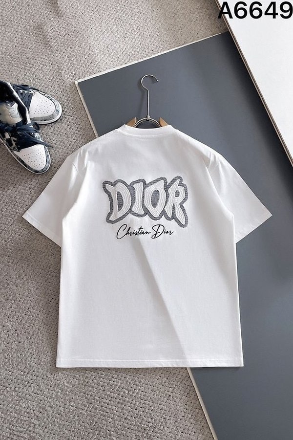 디* 자수 로고 티셔츠