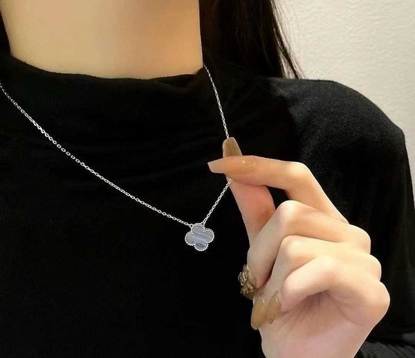 반*** 빈티지 알함브라 펜던트 (화이트 골드 / 블루 칼세도니)