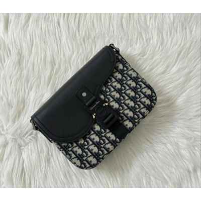 디* 새들 플랩 크로스 스트랩백