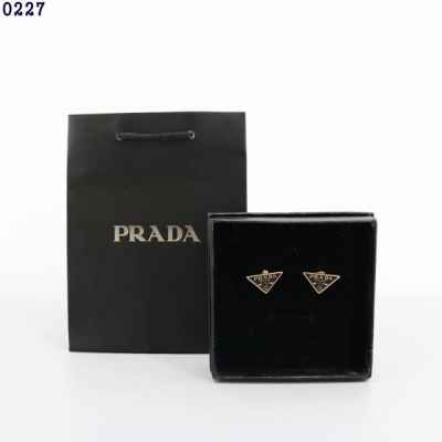 프** 삼각로고 메탈 스터드 귀걸이