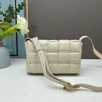 보** 패디드 카세트백