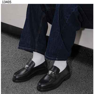 프** 삼각 로고 브러쉬드 가죽 로퍼