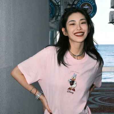 가* x 디** 데이지덕 프린티드 티셔츠 - 수입